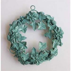 Couronne murale élégante en métal avec motifs botaniques et finition artisanale décorative pour intérieurs élégants - Product Image 2