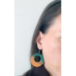 Pendientes de madera ecológicos, verdes y naranjas, únicos, hechos a mano, joyería de moda para mujer, para uso casual y de fiesta, en venta. - Product Image 3