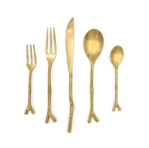 Ensemble de couverts élégant de haute qualité aux tons chauds, adapté aux occasions décontractées et formelles - Product Image 1