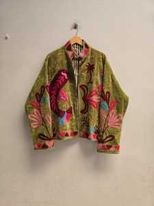เสื้อแจ็คเก็ตโบโฮผ้ากำมะหยี่สีเขียวมะกอกทำมือ Perfect Lover สำหรับผู้หญิง ตกแต่งลายดอกไม้ปักแบบ Suzani  บุด้วยผ้าฝ้าย เหมาะสำหรับงานเทศกาล - Product Image 1
