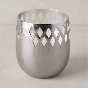 เชิงเทียนโลหะที่ช่วยเพิ่มความสวยงามให้กับพื้นที่ภายในด้วยแสงศิลปะและรูปเงาที่งดงาม - Product Image 1