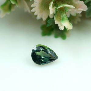 Piedra Preciosa de Zafiro Azul Verde Natural, Corte Facetado en Forma de Pera, 0.89 Quilates, 6.5x5x3.5 MM - Product Image 1