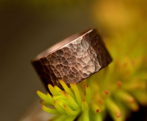 Anillo Decorativo de Cobre con Detalles Hechos a Mano, Ideal para Tiendas de Moda y Exhibiciones de Colecciones de Regalos - Product Image 1