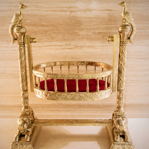 Berceau décoratif moderne en bois de teck, style paon royal indien, artisanal allemand, avec balançoire argentée, pour bébé, Palna Jhula Namkaran Pooja, en promotion au Royaume-Uni - Product Image 5