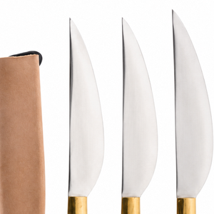 Tres cuchillos de cocina de hoja plateada con mangos en marrón, negro y marfil, refuerzos dorados y funda de cuero color canela para cortar carne - Product Image 5