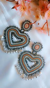 Boucles d'oreilles pendantes en forme de tasse à café ornée de perles, bijoux fantaisie faits à la main pour cadeau de fête d'automne - Product Image 6