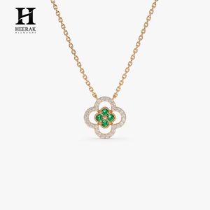 Collier pendentif trèfle à quatre feuilles en or 18 carats avec émeraude, motif ajouré et pavé de zircone cubique, chaîne à breloque fleur - Product Image 2
