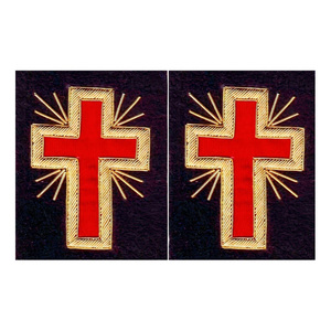 Manteau noir d'ancien commandant des Chevaliers Templiers avec insignes brodés en croix rouge et or, écussons de régalia maçonnique - Product Image 1