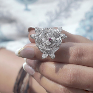 Anillo de Compromiso con Flor de Rosa Inspirado en la Naturaleza para Mujer, con Moissanita Pavé, Plata de Ley 925, Bañado en Rodio, Diseño Floral - Product Image 1