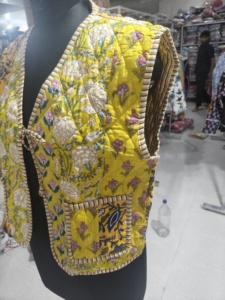 เสื้อกั๊กผ้าควิลท์ลายดอกไม้สีเหลือง คอวี แขนกุด สำหรับผู้หญิง ปักมือ ผ้าฝ้ายทอ ใส่ได้ในฤดูใบไม้ผลิ ของขวัญสำหรับเธอ - Product Image 3
