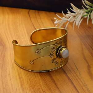 Bracelet manchette large en pierre de lune, gravé floral, doré poli, style bohème - Product Image 3