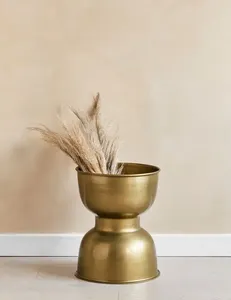 Jardinière en métal élégante et artisanale avec surface dorée, conçue pour compléter les miroirs et lampes décoratifs dans les maisons modernes. - Product Image 4