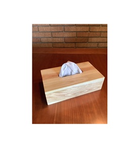 Portarrollos de papel de madera natural diseñado para mesas de comedor, escritorios, encimeras, dormitorios, baños e interiores de hostelería. - Product Image 1