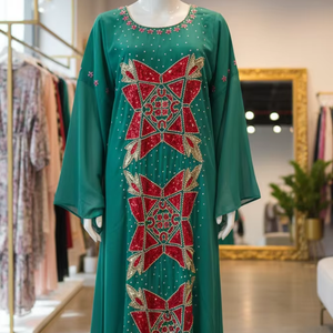 Robe maxi kaftan islamique élégante en georgette vert émeraude, ornements en cristal violet royal, broderies dorées scintillantes - Product Image 1