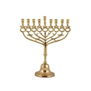 Ménorah rustique en aluminium doré texturé à 7 branches, style organique, support de chandelier en métal pour la décoration de la maison ou des lieux religieux juifs - Product Image 6