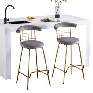 Elegante taburete de bar de metal dorado con asiento tapizado en gris Mezcla perfecta de comodidad y estilo - Product Image 5