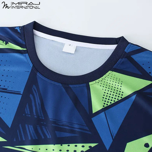 Camiseta Deportiva para Hombre con Estampado Geométrico Vibrante, Tejido de Secado Rápido que Absorbe la Humedad, para Entrenamiento en el Gimnasio, Sublimada - Product Image 4