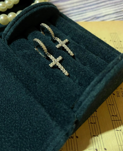 Pendientes de moissanita con cruz cristiana de Jesús en plata de ley 925, hermosos pendientes de aro tipo Huggee personalizados. - Product Image 1