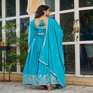 Tenue Anarkali en soie américaine de créateur VASTRA COTTAGE avec travail de broderie et de sequins, pantalon élastique et dupatta assorti, robe élégante - Product Image 4