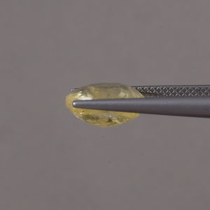 พลอยแซฟไฟร์สีเหลืองธรรมชาติ 100% รูปทรงวงรี ขนาด 11x8.5 มม. รูปทรงวงรีเจียระไน น้ำหนัก 5.03 กะรัต ได้รับการรับรองจาก IGI ผ่านการเคลือบน้ำมัน - Product Image 2