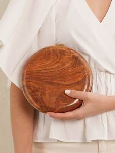 Bolso de mano redondo de madera personalizado para damas, accesorio para fiestas y ceremonias a precio económico por Universal Overseas - Product Image 4