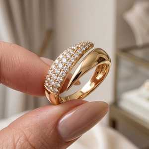 Anillo de banda cruzada único con diamante redondo cultivado en laboratorio de U and Me, en oro sólido de 14K, ideal para ocasiones especiales, regalo para novias. - Product Image 5