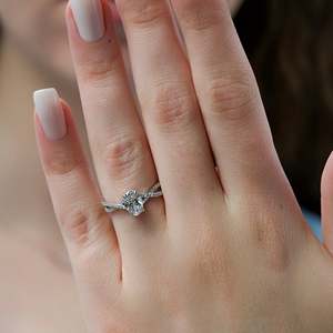 Bague solitaire élégante à tige torsadée avec diamant ovale de 2,00 carats cultivé en laboratoire IGI, bijoux fins, bague de fiançailles en or 14 carats, cadeau pour femme - Product Image 6