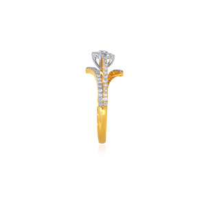 แหวนเพชร Floral Finesse ดีไซน์หรูหรา ตัวเรือนทองคำเหลือง ประดับเพชรแบบ Pavé Halo พร้อมดีเทลสีทองขาว และดีไซน์ก้านโค้งอย่างสง่างาม - Product Image 4
