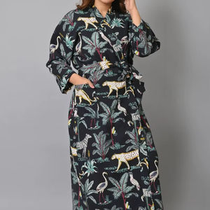 Kimono de demoiselle d'honneur noir à imprimé jungle en coton gaufré, robe élégante et légère, prête pour le mariage - Product Image 1