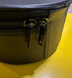 Bolso Redondo de Cuero con Asa Metálica, Diseño Duradero, Color Negro, Nuevas Fundas Personalizadas con Corona Bordada - Product Image 5