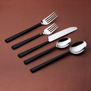 Juego de cubiertos minimalista con mangos negros, acero inoxidable con acabado de alto brillo, apto para lavavajillas, ideal para bodas. - Product Image 2