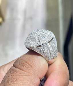 Anillo de cóctel de lujo para hombre de plata 925 con moissanita, corte brillante redondo, engaste pavé, estilo racimo - Product Image 6