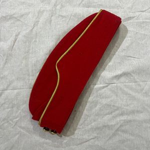 Casquette de garnison rouge des Hussards royaux, modèle Side Hat King, avec une bordure dorée distinctive sur le rebord supérieur. - Product Image 1