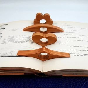 Elegante soporte de madera para el pulgar para una lectura cómoda con una sola mano, con acabado de madera natural y diseño ergonómico. - Product Image 3
