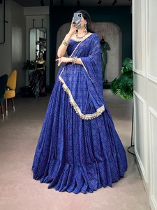 Conjunto de Lehenga Choli de Diseño Georgette con Estampado Tradicional Bandhej y Detalles de Encaje con Espejos, Especial para Navratri - Product Image 5
