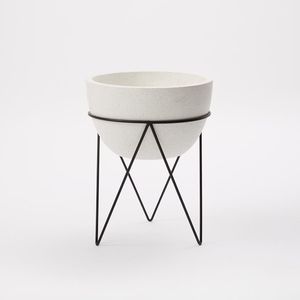 Support de pot de fleurs décoratif en fer, ajoutant un intérêt visuel, de la hauteur et de l'élégance aux présentoirs de plantes d'intérieur et d'extérieur - Product Image 4