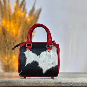 Bolso de Mano de Cuero Genuino de Vaca de Lujo con Bordado Rojo y Cierre de Cremallera con Piedra Turquesa - Product Image 3
