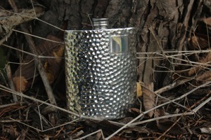 กระติกน้ำทรงเหลี่ยมลายตอก ดีไซน์เท่ห์ พกพาสะดวก เหมาะสำหรับใส่เหล้าอย่างวิสกี้ รัม หรือวอดก้า ระหว่างการเดินทาง ขายส่งจากอินเดีย - Product Image 2