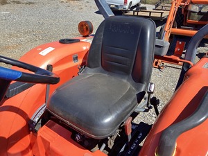 Tracteur utilitaire à quatre roues motrices L2501HST disponible à un prix avantageux pour les exploitations agricoles - Product Image 3