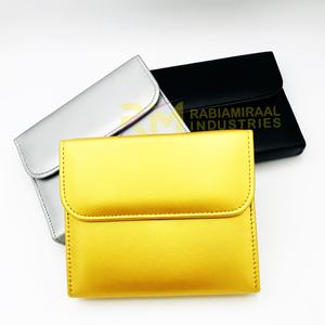 Pochette en cuir et étui magnétique avec pince à épiler, coton nettoyant et outil de beauté – Couleur blanche – Produit phare de l'Expo de mars RMI - Product Image 1