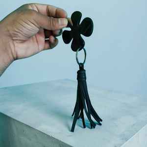 Llavero artesanal de cuerno de búfalo con borla de cuero, llavero natural hecho a mano al mejor precio - Product Image 1