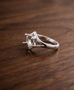 แหวนเงินแท้ 925 คุณภาพดี ขนาด 6 มม. ทรงกลม แบบ V Prong สำหรับฝังพลอย พร้อมร่องสำหรับติดตั้งพลอย - Product Image 4