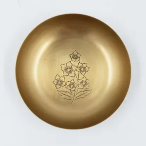 Bol en métal finition laiton, plat de service moderne, décoratif pour cuisine, gravé de motifs floraux, élégant, petit récipient alimentaire, luxueux et stylé - Product Image 5