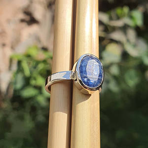 แหวนเงินแท้ 925 ทำมือสำหรับผู้ชาย ดีไซน์เรขาคณิตคลาสสิก ประดับไคยาไนต์ควอตซ์ ชุบทอง  หินประจำเดือนเกิดเดือนกันยายน เหมาะสำหรับงานหมั้นและงานแต่งงาน - Product Image 2