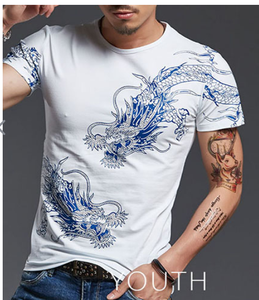 Camiseta blanca de manga corta para hombre con estampado azul, corte ajustado, cuello redondo, informal, de algodón, transpirable. - Product Image 1