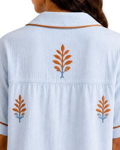 Ensemble de pyjama personnalisé bleu clair pour femme, manches courtes, boutonné, broderie florale, doux, respirant, ensemble de détente d'été - Product Image 6