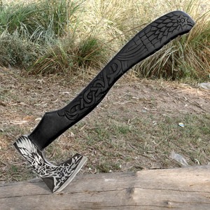 Hacha Vikinga Negra Hecha a Mano con Hoja de Acero al Carbono Grabada y Mango con Intrincados Nudos Nórdicos, Decorativa y Personalizada para Bushcraft, THEWIZ CRAFTS - Product Image 6