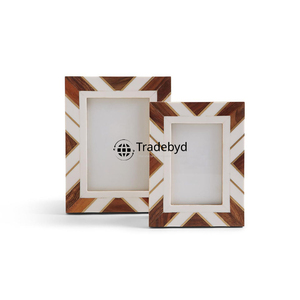 Marco de Fotos Creativo con Incrustaciones de Resina Hecho a Mano con Acabado Brillante, Regalo Premium de Tradebyd - Product Image 5