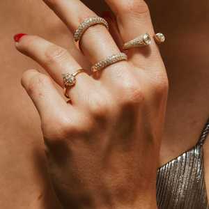 Bague statement Toi et Moi à double bande ouverte et inclinée, sertie de diamants de laboratoire taille poire, en or massif 14K 18K, personnalisable, vente en gros - Product Image 4
