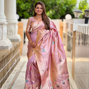 Sari de Seda Banarasi Suave de Primera Calidad con Rico Trabajo de Zari y Meenakari - Product Image 1